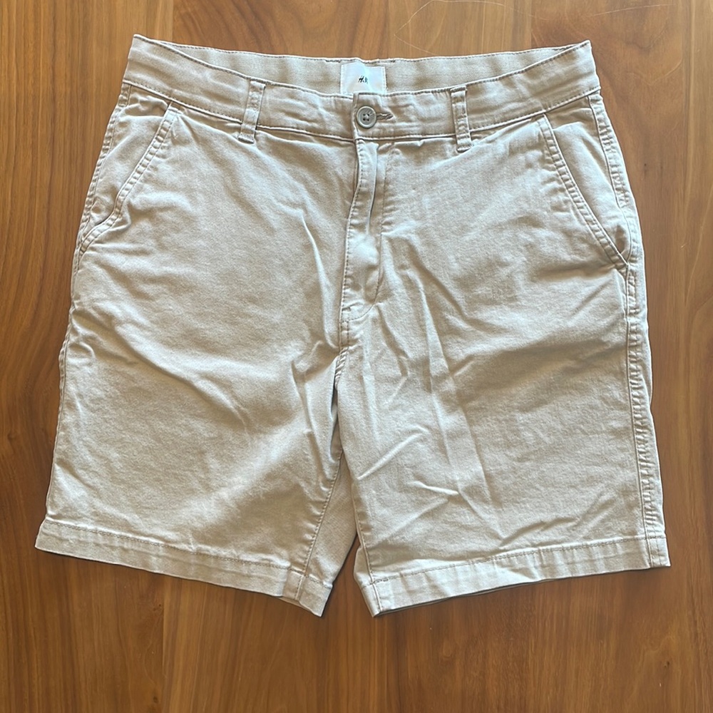 Men’s khaki shorts